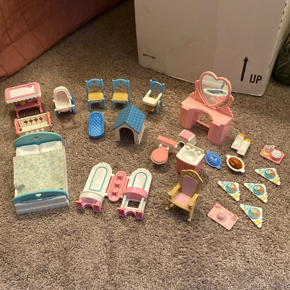 Vintage Fisher Price Dream Dollhouse assortment of home items